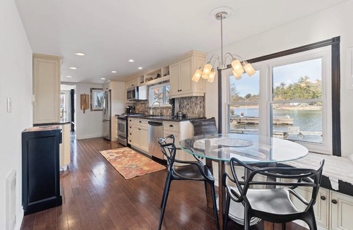 Addison Cottage | Luxury Waterfront Residence in exclusive Lily Bay (seasonal discount)