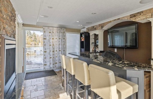 Addison Cottage | Luxury Waterfront Residence in exclusive Lily Bay (seasonal discount)