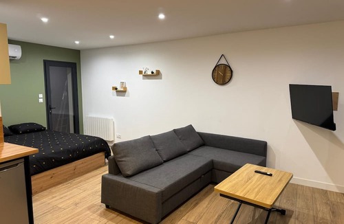 Saint-Symphorien-d'Ozon Apartment | Charming studio with garden level between Lyon and Vienne