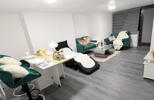 Withington Apartment | The Ruby Haven, Manchester