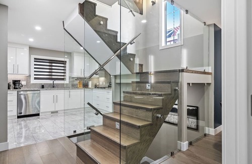 Connaught House | *Upscale Downtown Home on 17 Ave l 5 Mins to Stampede l Two King Rooms*