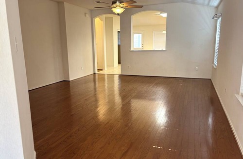 Elm Creek House | Cozy 3-bedroom house in enchanting Elgin with AC