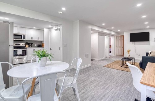 Hamilton House | Modern design conveniently mins to hwy + amenities