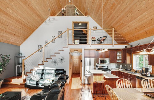 Saint Louis Cottage | Cheerful Cottage with Indoor Hot Tub. Great Getaway!