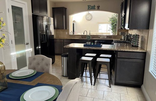 Hobbs House | 3BR Home with 86” TV, outdoor patio and grill