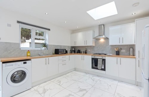 Little Holland House | Elegant 3 Bed Haven in Dartford