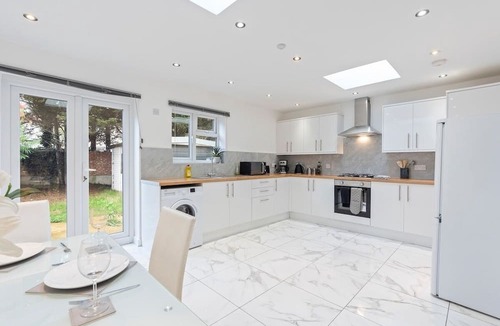 Little Holland House | Elegant 3 Bed Haven in Dartford