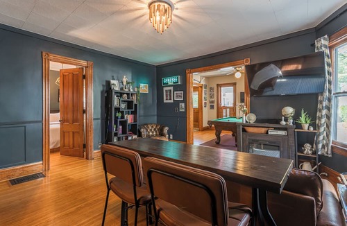 Downtown Rochester Apartment | Stylish 3 Bedroom W/AC ❄️, Mesh WiFi 🛜, Billiards 🎱 table, Games🎯🎮,parking