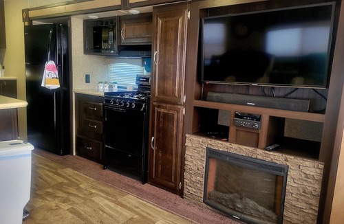 Gatlinburg - Pigeon Forge RV Rental | Hoot-N-The Hollar