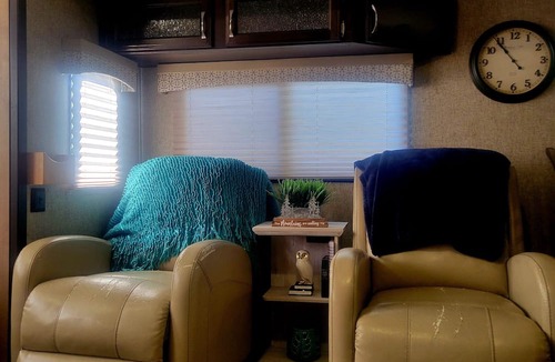 Gatlinburg - Pigeon Forge RV Rental | Hoot-N-The Hollar