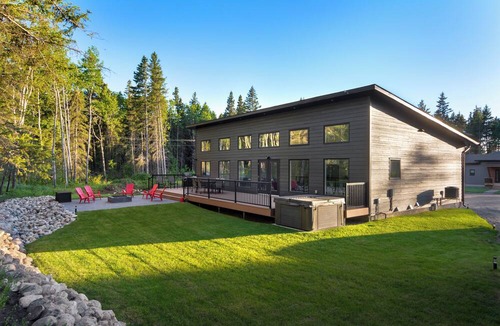Wasagaming Cabin | Luxury Clear Lake Cabin at Elkhorn Residence