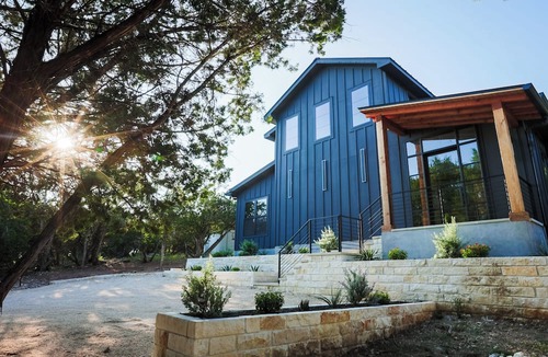 Austin House | 20 mins to downtown/Cowboy Pool /Hot Tub/Patio/Sleeps 12