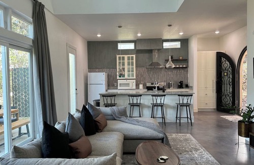 Hughes Park Lake House | Luxe & Comfy 3 bedroom- Villa: 5-star Location