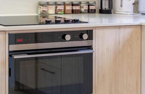 Henderson House | West AKL Gem: 2 Bed - Trust Arena Proximity