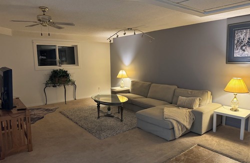 Calgary House | Cozy house with Jacuzzi tub