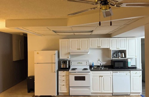 Calgary House | Cozy house with Jacuzzi tub