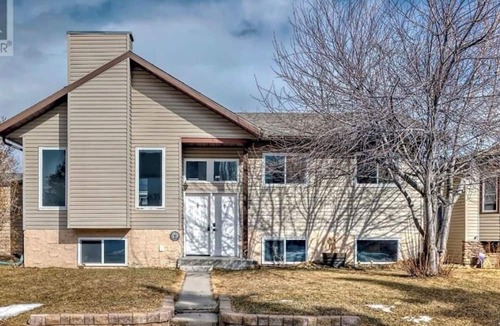 Calgary House | Cozy house with Jacuzzi tub