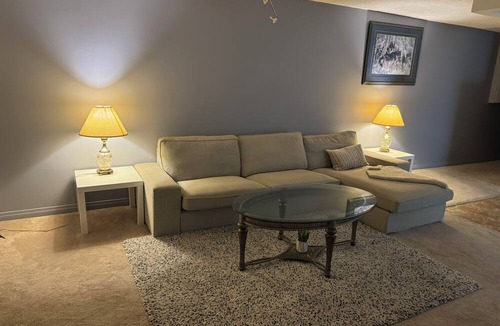 Calgary House | Cozy house with Jacuzzi tub