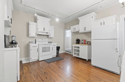 West Central House | Walkable to Downtown! Home for 7!