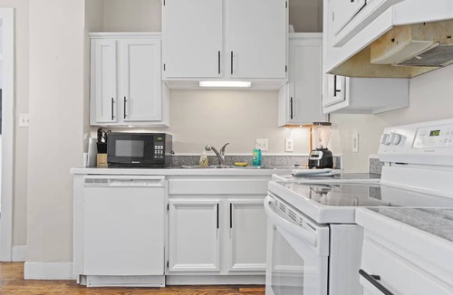 West Central House | Walkable to Downtown! Home for 7!