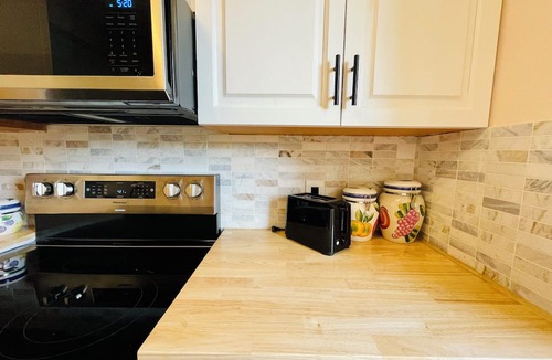 Fairfield House | 🏡 Entire house Max 6🏡, kitchen🍳 Parks🌳 Parking🚗 Laundry🧺 Backyard🌿 Wi-Fi