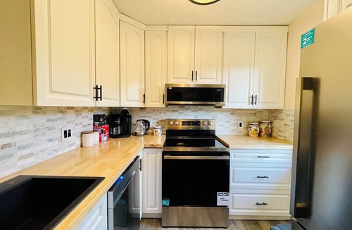 Fairfield House | 🏡 Entire house Max 6🏡, kitchen🍳 Parks🌳 Parking🚗 Laundry🧺 Backyard🌿 Wi-Fi
