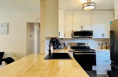 Fairfield House | 🏡 Entire house Max 6🏡, kitchen🍳 Parks🌳 Parking🚗 Laundry🧺 Backyard🌿 Wi-Fi