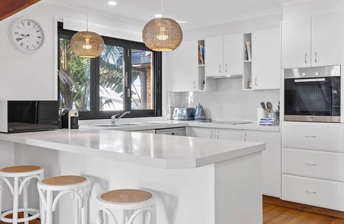 Berkeley Vale House | Ultimate Lakefront Luxury Pool Table Games Room