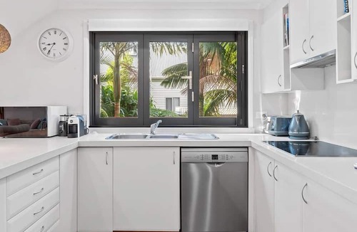 Berkeley Vale House | Ultimate Lakefront Luxury Pool Table Games Room