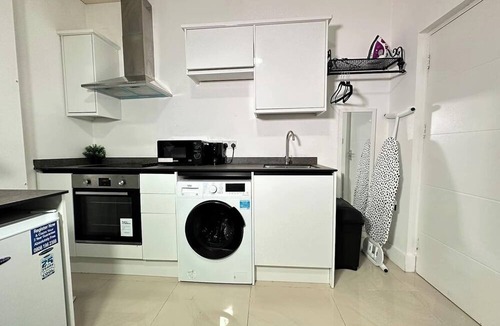 Kidderminster Apartment | Relaxing Studio Apartment in Scenic Kidderminster