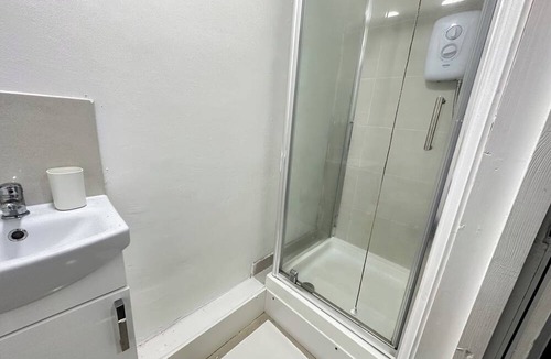 Kidderminster Apartment | Relaxing Studio Apartment in Scenic Kidderminster