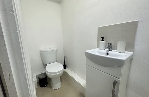 Kidderminster Apartment | Relaxing Studio Apartment in Scenic Kidderminster