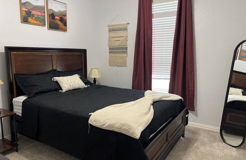Corinth House | Blue Door on Aspen: Cozy 3BR Retreat with BBQ Grill & Playground for Families
