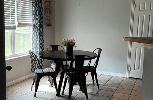 Corinth House | Blue Door on Aspen: Cozy 3BR Retreat with BBQ Grill & Playground for Families