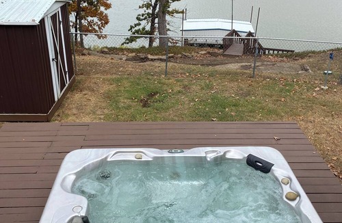 Canadian House | Water Front 3 bed home in Canadian. Private Boat Dock, Hot Tub & pet friendly.