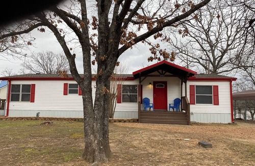 Canadian House | Water Front 3 bed home in Canadian. Private Boat Dock, Hot Tub & pet friendly.