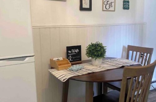 Drewsville House | Cozy private studio -full kitchen and bathnn