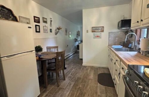 Drewsville House | Cozy private studio -full kitchen and bathnn