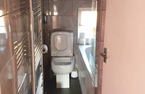 Trafford House | Delightful 2-Bed Cottage Escape