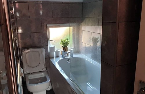 Trafford House | Delightful 2-Bed Cottage Escape