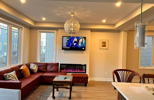 Ottawa Division House | Classy & Modern 4 Bedroom & 3.5 Bath w/SelfCheck-In+Kitchen & Parking-Ottawa