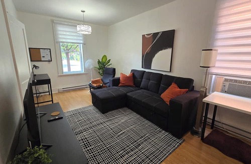 Saint-Laurent Apartment | Appartement à 100m du Métro, en Face D'un Parc
