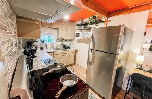 Piedmont Cottage | Casita PDX with W/D, workspace