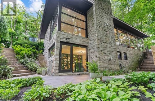 Pelham House | Book before dates are gone - Niagara's # 1 VR Home