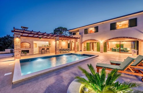 Janjina Villa | Villa Oz, Vintage Beachfront Serenity