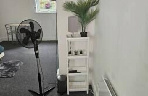 London Borough of Hounslow Apartment | Studio Near Heathrow & Central London – Parking