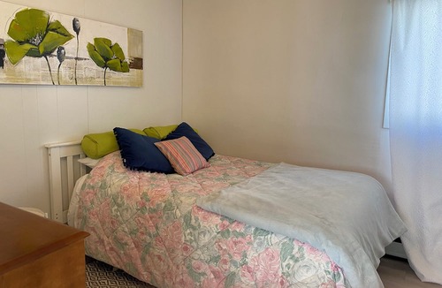 Ruthven House | Lakefront relaxation, hot tub, and adventure awaits at Seacliff Park and beach