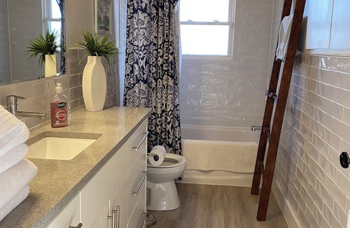 Ruthven House | Lakefront relaxation, hot tub, and adventure awaits at Seacliff Park and beach