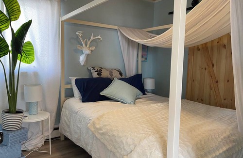 Ruthven House | Lakefront relaxation, hot tub, and adventure awaits at Seacliff Park and beach