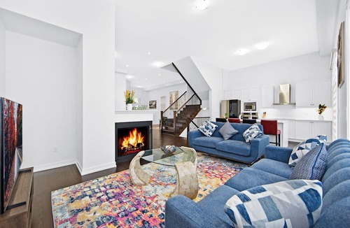 Oshawa House | The Grand Modernist: High Ceiling, 7 Beds/4 Washrooms